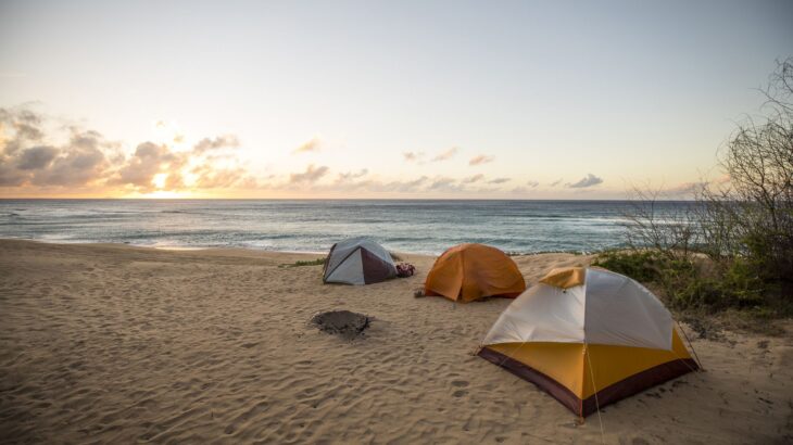 砂浜はペグが抜けやすい！ 海キャンプで便利なペグと、テントを固定する方法！