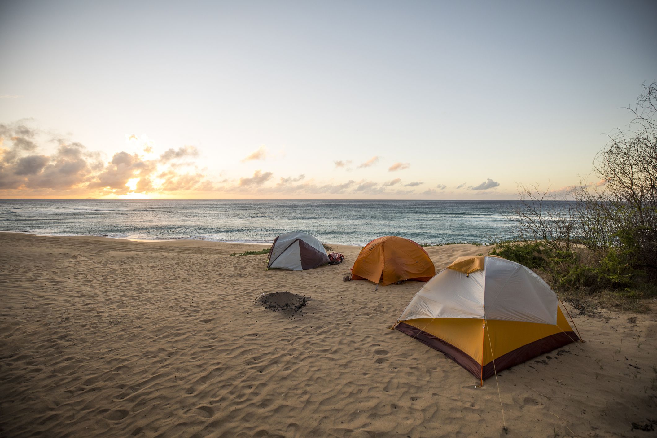 砂浜はペグが抜けやすい！ 海キャンプで便利なペグと、テントを固定する方法！ | ヤマゴリ