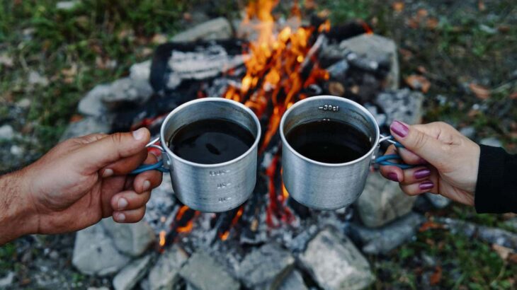 キャンプでコーヒーを楽しむ！ 焚火で作るために必要な道具と淹れ方！